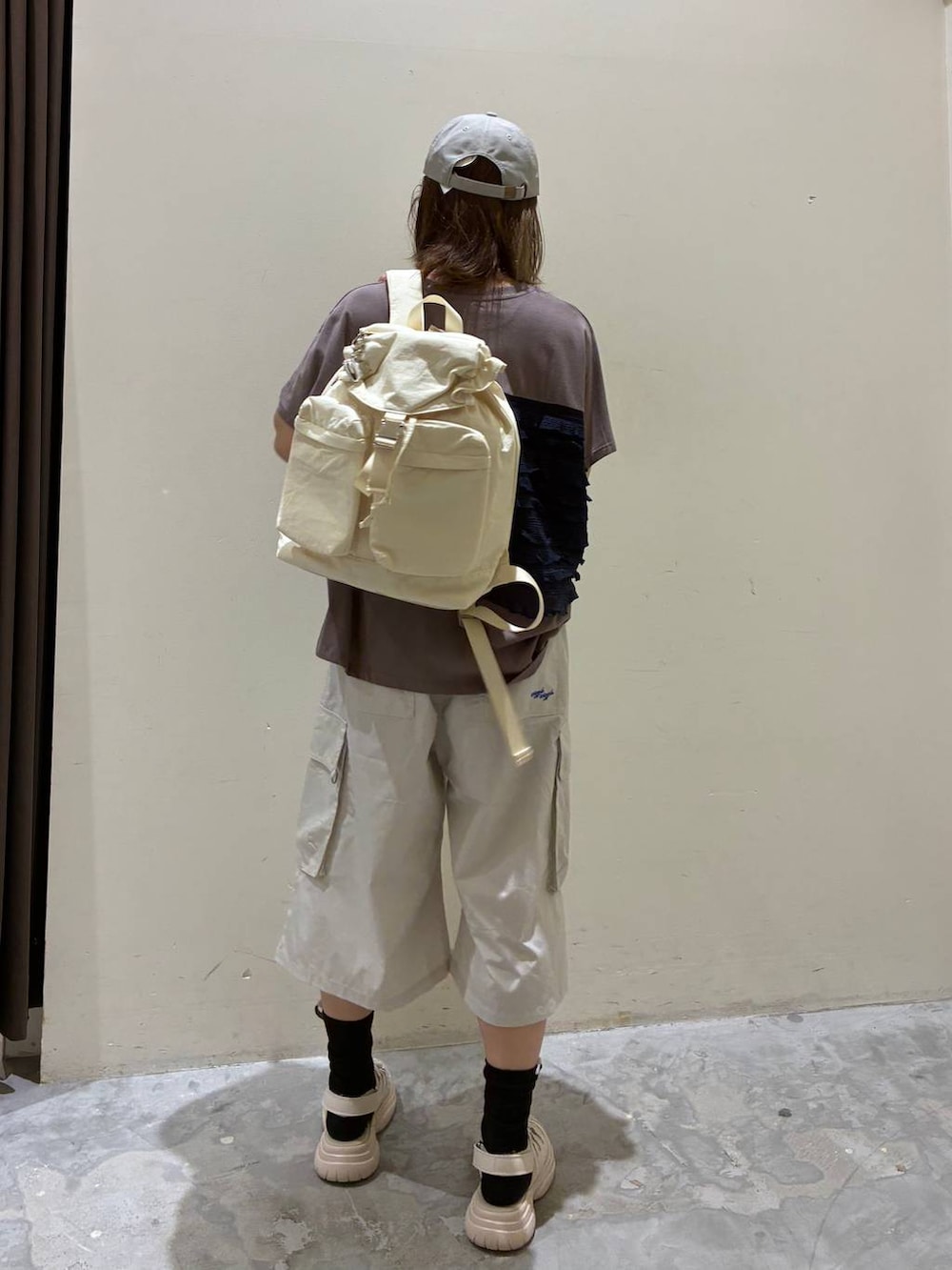 ベージュ系のバックパック/リュック、ベージュ系のサンダル、グレー系のその他パンツを着用したレディースの夏コーディネートの4枚目の写真