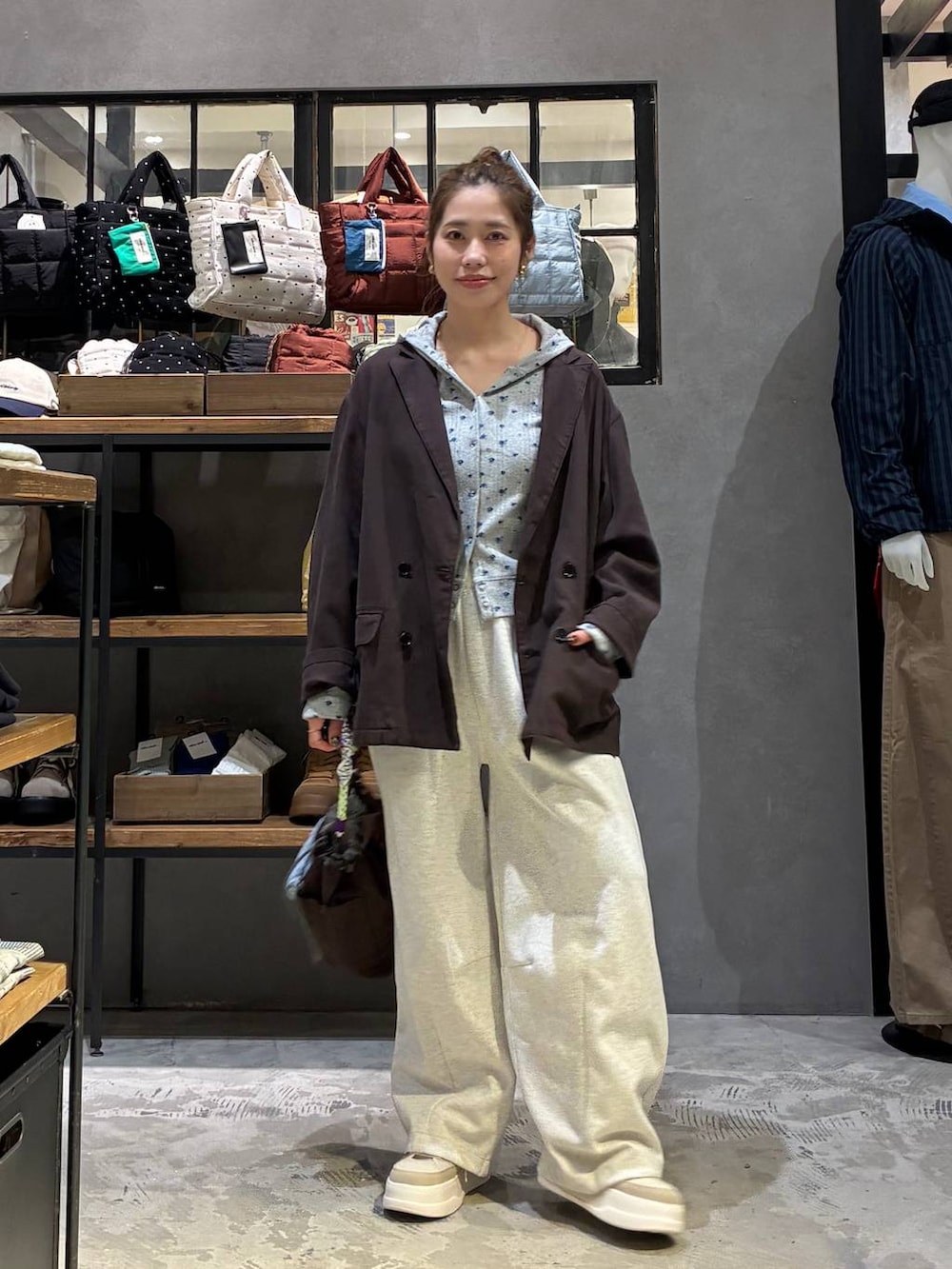 グレー系のスウェットパンツ、ベージュ系のスニーカー、その他のショルダーバッグを着用したレディースの冬コーディネートの5枚目の写真