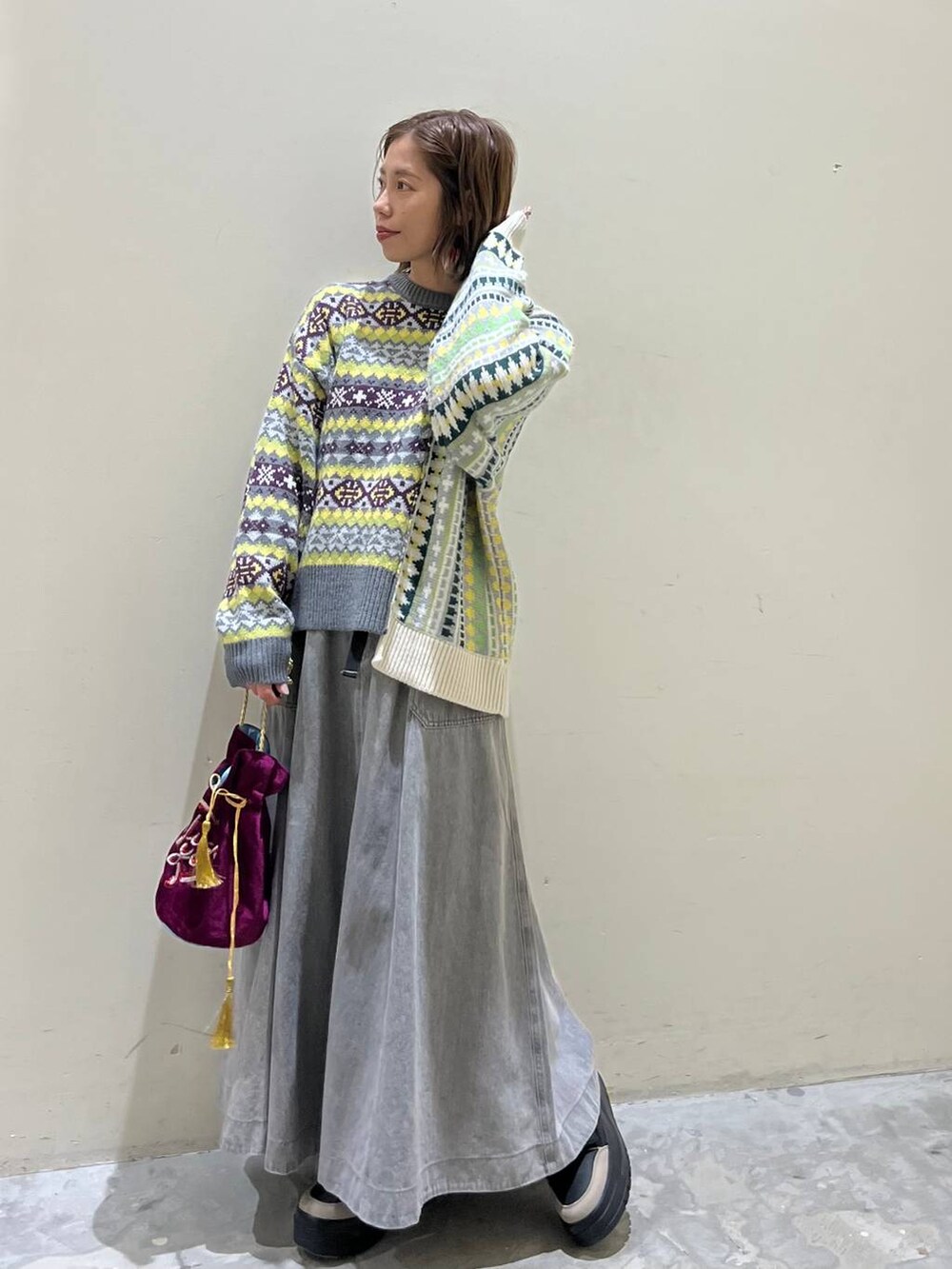 グレー系のスカート、その他のショルダーバッグ、ブラック系のスニーカーを着用したレディースの冬コーディネートの10枚目の写真