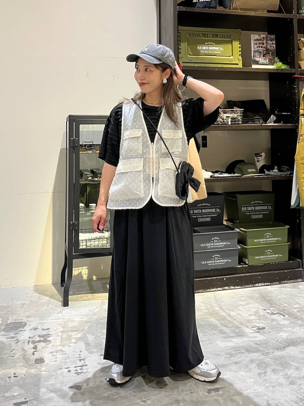 「ベーシック/シンプル、低身長、ゆったり、休日コーデ、ママコーデ、楽ちんコーデ、春コーデ、ラフ、ナチュラル、カジュアル、オーバーサイズ、niko and ...、着痩せ・細見え、ワンピース、ベスト」｜「niko and...の【New Balance(ニューバランス)】ML725（スニーカー、グレー系）」を使った、RENAさん（レディース・153cm）の夏コーディネートの6枚目の写真