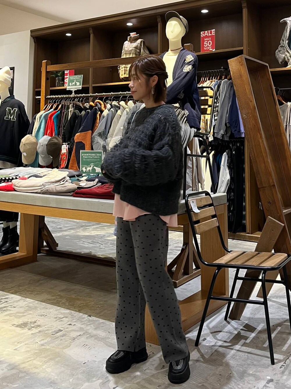 グレー系のその他パンツ、ピンク系のTシャツ/カットソー、ブラック系のその他シューズを着用したレディースの冬コーディネートの5枚目の写真