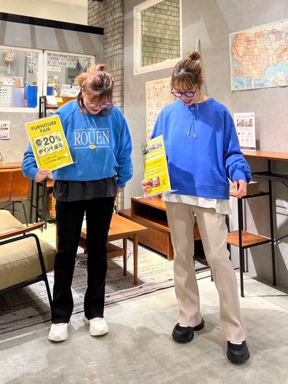 ベージュ系のTシャツ/カットソー、ブラック系のTシャツ/カットソー、ブルー系のスウェットを着用したレディースの春コーディネートの5枚目の写真