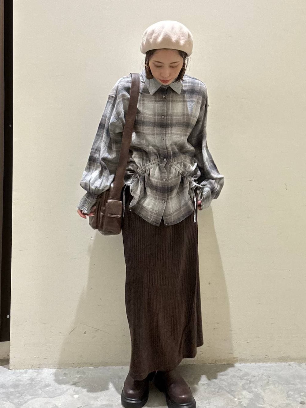 グリーン系のシャツ/ブラウス、ブラウン系のスカート、ブラウン系のショルダーバッグを着用したレディースの秋コーディネートの3枚目の写真