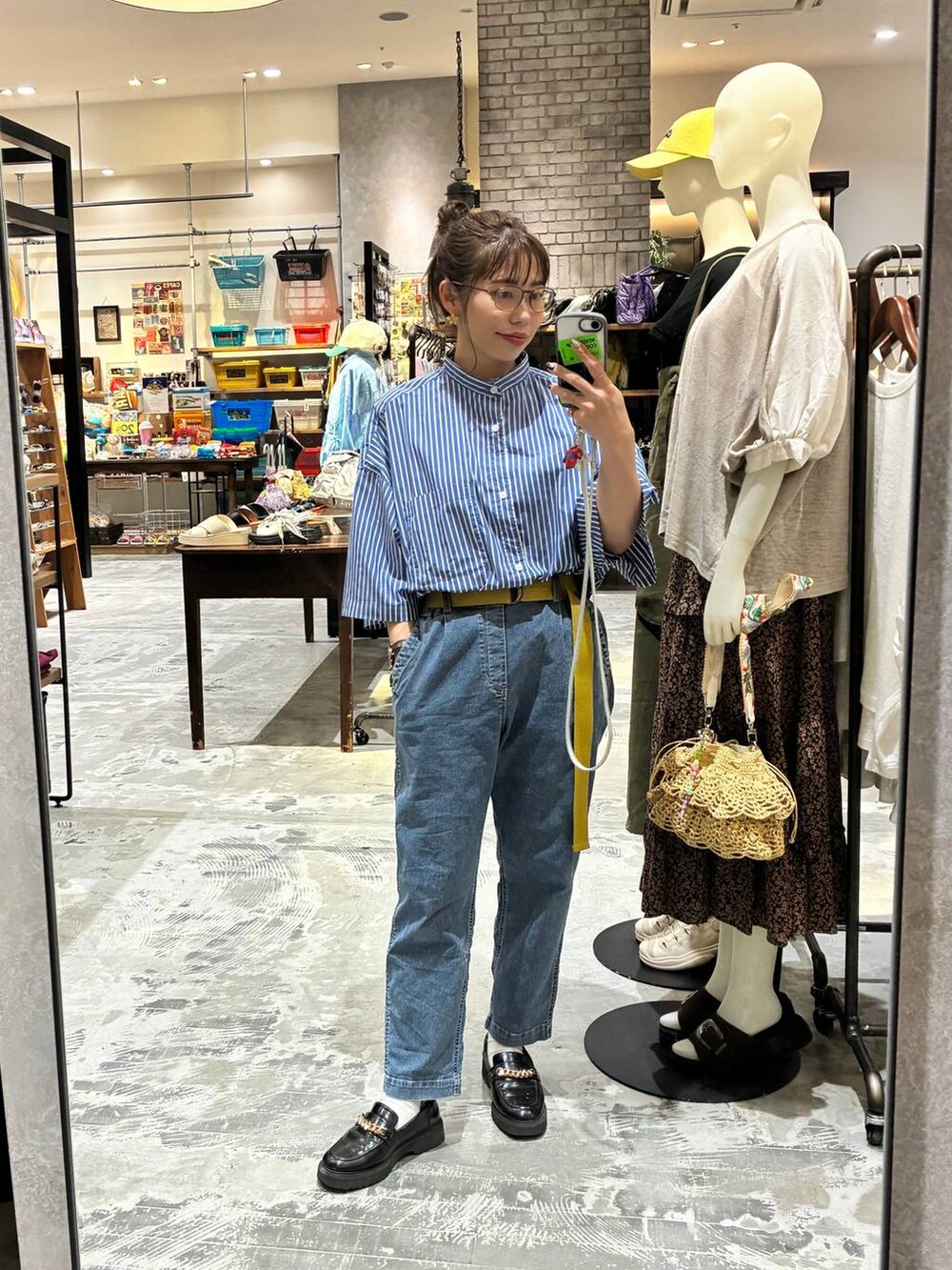 ブラック系のローファー、ブルー系のその他パンツ、ブルー系のシャツ/ブラウスを着用したレディースの春コーディネートの2枚目の写真