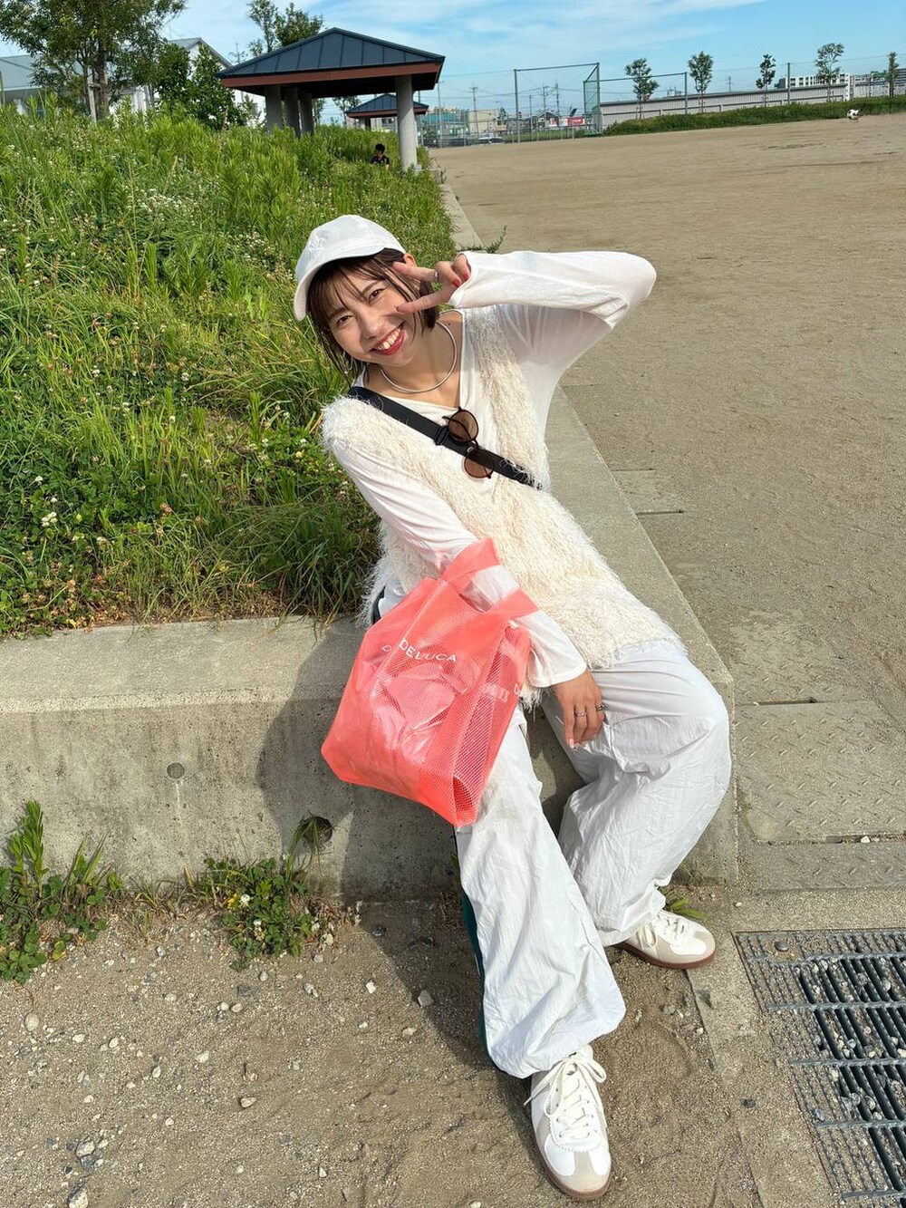 ベージュ系のスニーカー、ホワイト系のチュニック、ベージュ系のTシャツ/カットソーを着用したレディースの夏コーディネートの2枚目の写真