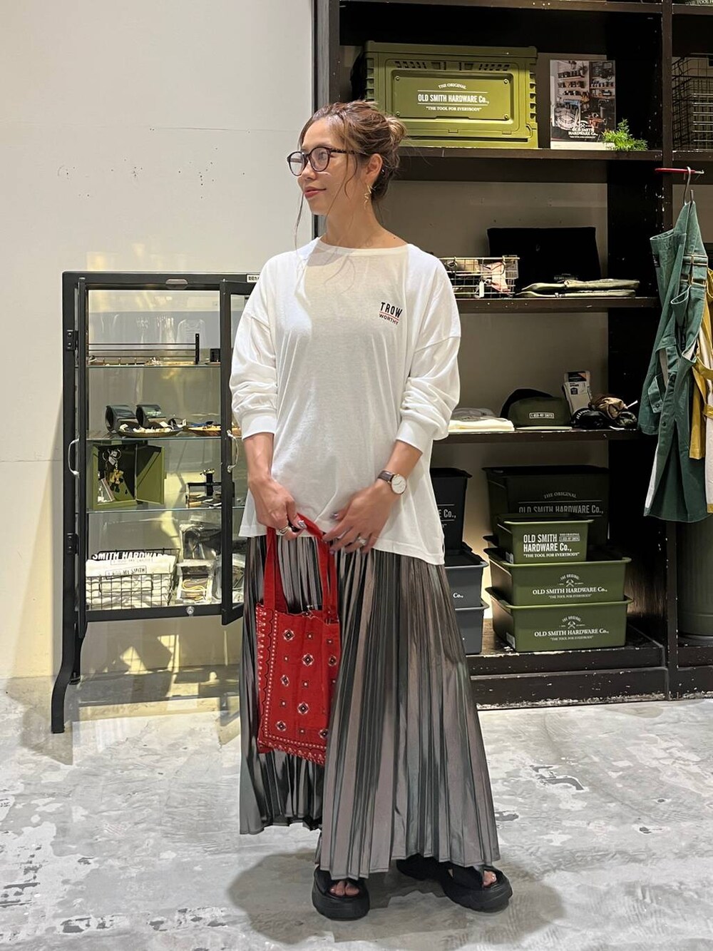 ブラック系のサンダル、ホワイト系のTシャツ/カットソー、レッド系のトートバッグを着用したレディースの夏コーディネートの5枚目の写真