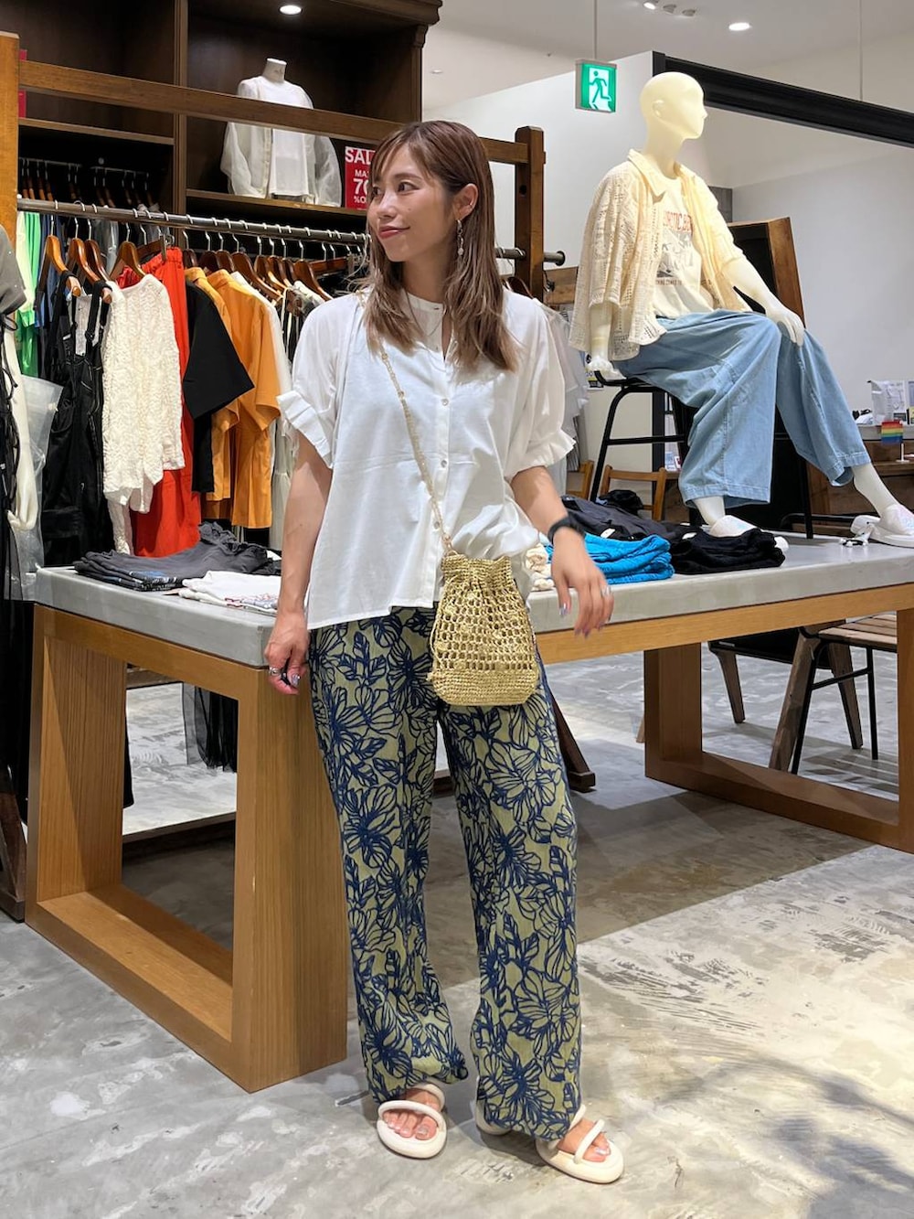 イエロー系のショルダーバッグ、ベージュ系のサンダル、イエロー系のその他パンツを着用したレディースの夏コーディネートの5枚目の写真