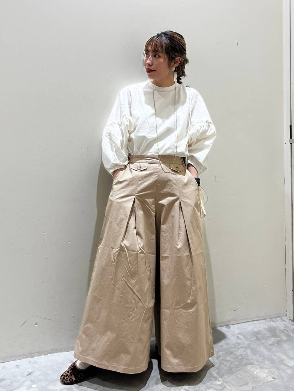 ホワイト系のショルダーバッグ、ベージュ系のその他パンツ、ベージュ系のシャツ/ブラウスを着用したレディースの春コーディネートの7枚目の写真