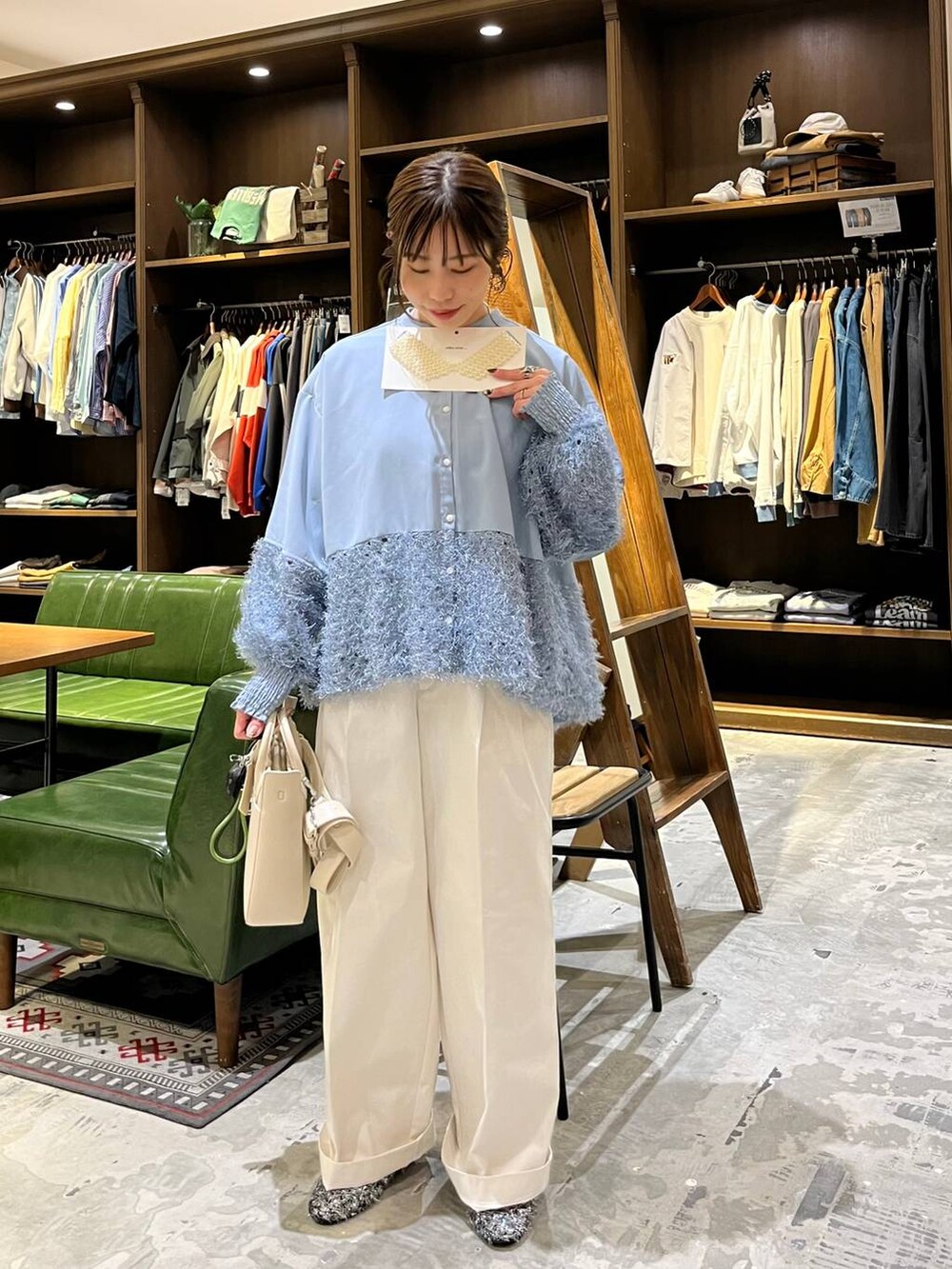 ベージュ系のチノパンツ、グレー系のパンプス、ブルー系のシャツ/ブラウスを着用したレディースの冬コーディネートの7枚目の写真