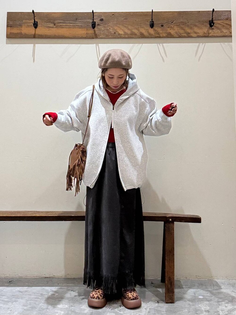 その他のその他シューズ、レッド系のニット/セーター、ブラウン系のショルダーバッグを着用したレディースの秋コーディネートの5枚目の写真