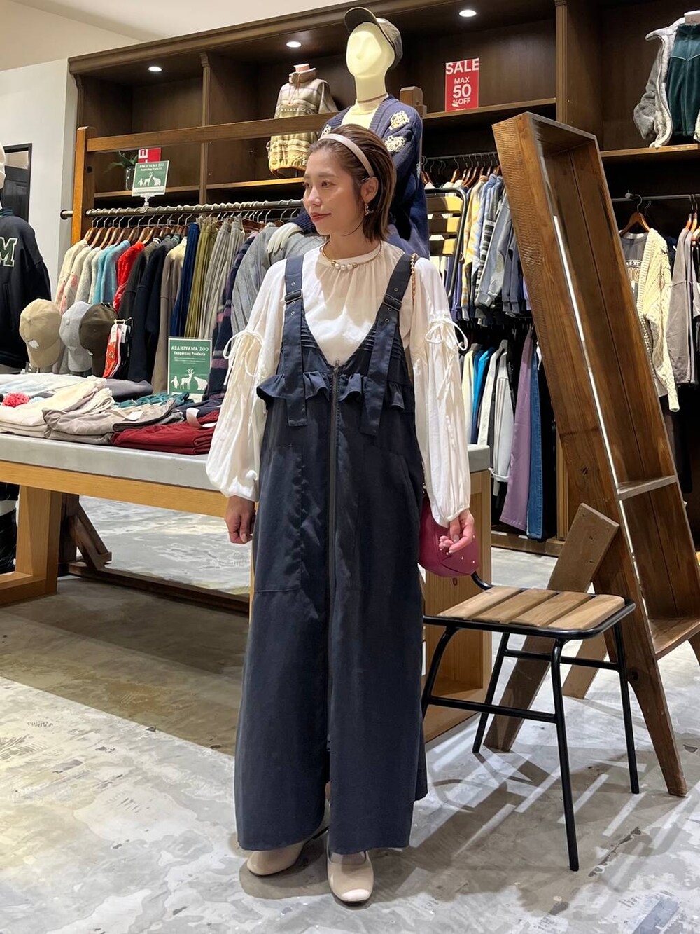 グレー系のジャンパースカート、ホワイト系のパンプス、ホワイト系のシャツ/ブラウスを着用したレディースの冬コーディネートの5枚目の写真