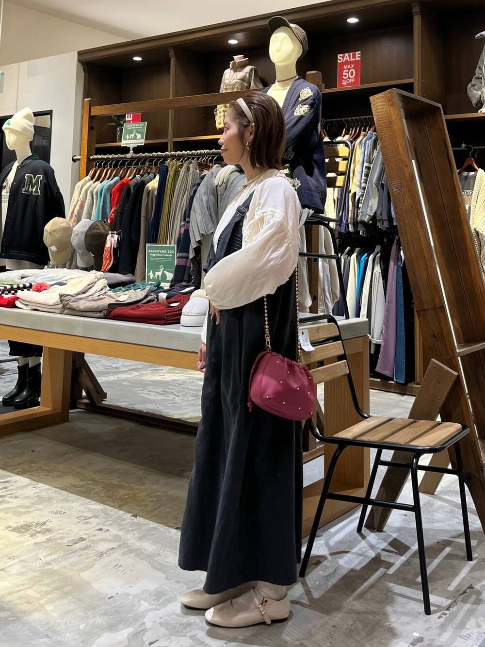 グレー系のジャンパースカート、ホワイト系のパンプス、ホワイト系のシャツ/ブラウスを着用したレディースの冬コーディネートの6枚目の写真