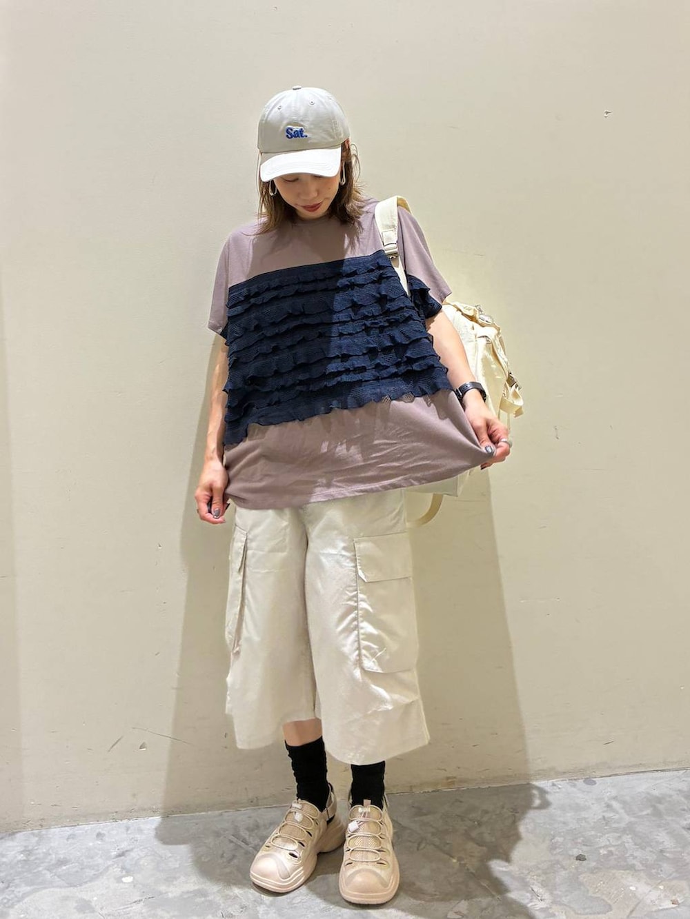 ベージュ系のバックパック/リュック、ベージュ系のサンダル、グレー系のその他パンツを着用したレディースの夏コーディネートの3枚目の写真