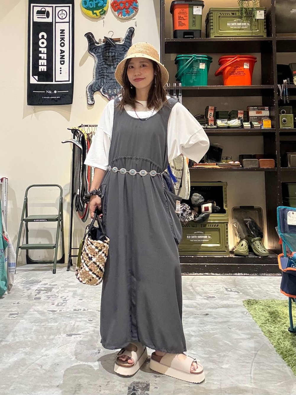 ホワイト系のTシャツ/カットソー、ベージュ系のサンダル、オレンジ系のネックレスを着用したレディースの夏コーディネートの2枚目の写真