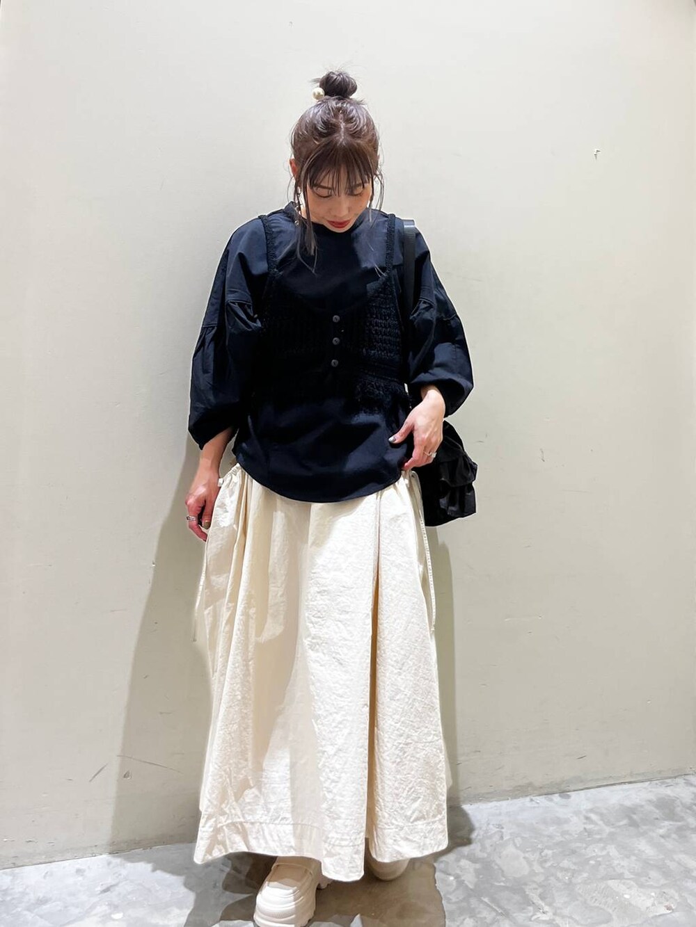 ベージュ系のローファー、ブラック系のその他トップス、ブラック系のショルダーバッグを着用したレディースの春コーディネートの8枚目の写真