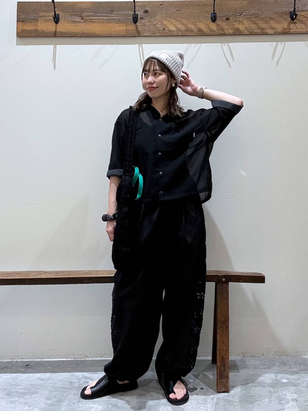 ブラック系のトートバッグ、ブラック系のその他パンツ、ブラック系のシャツ/ブラウスを着用したレディースの春コーディネートの6枚目の写真
