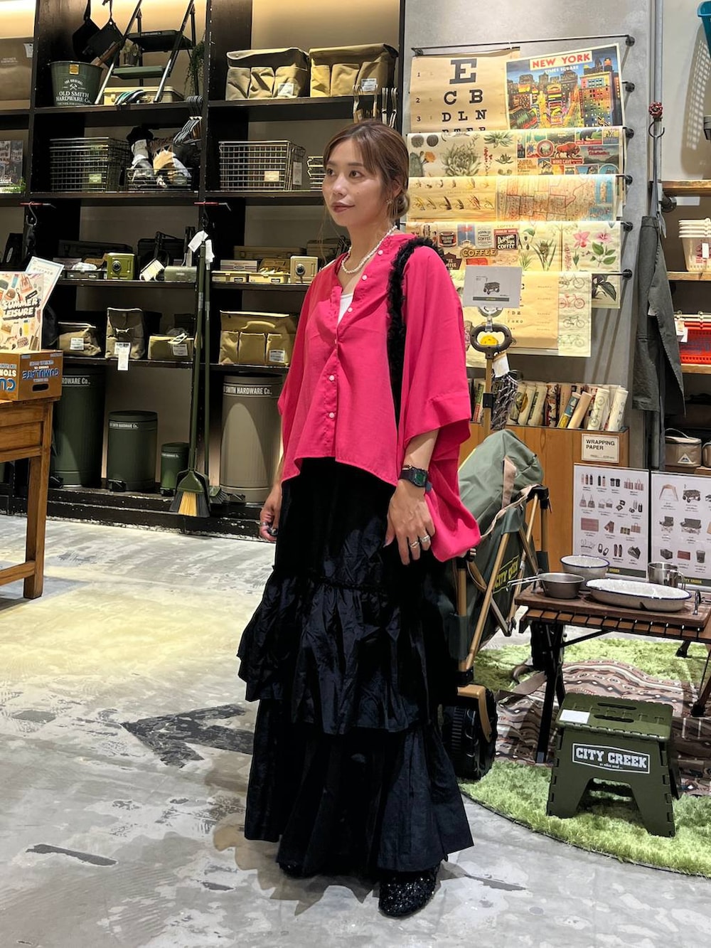 ブラック系のバレエシューズ、ブラック系のスカート、ベージュ系のキャミソールを着用したレディースの夏コーディネートの3枚目の写真