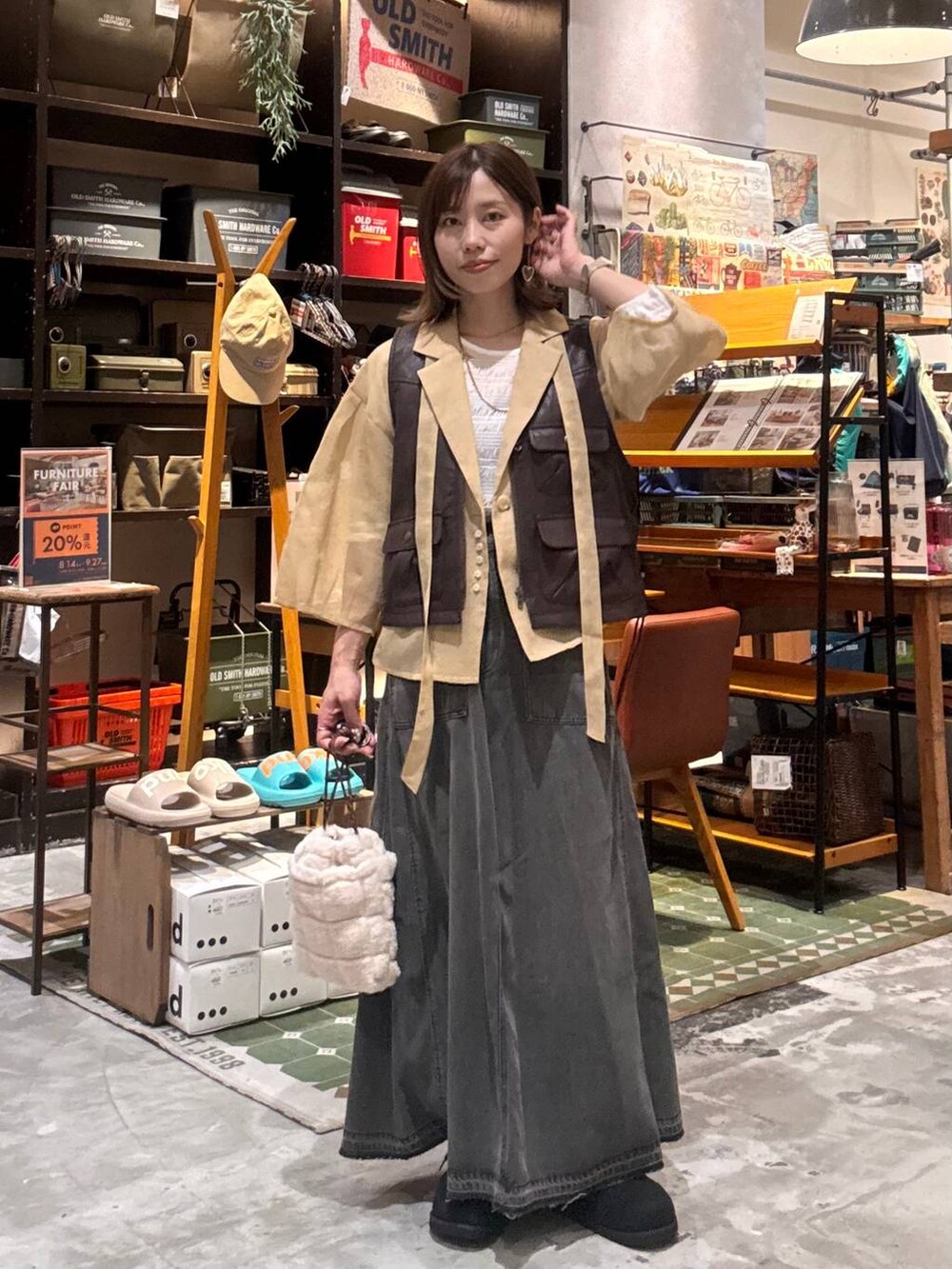 ホワイト系のTシャツ/カットソー、ブラック系のモカシン/デッキシューズ、ベージュ系のショルダーバッグを着用したレディースの秋コーディネートの4枚目の写真
