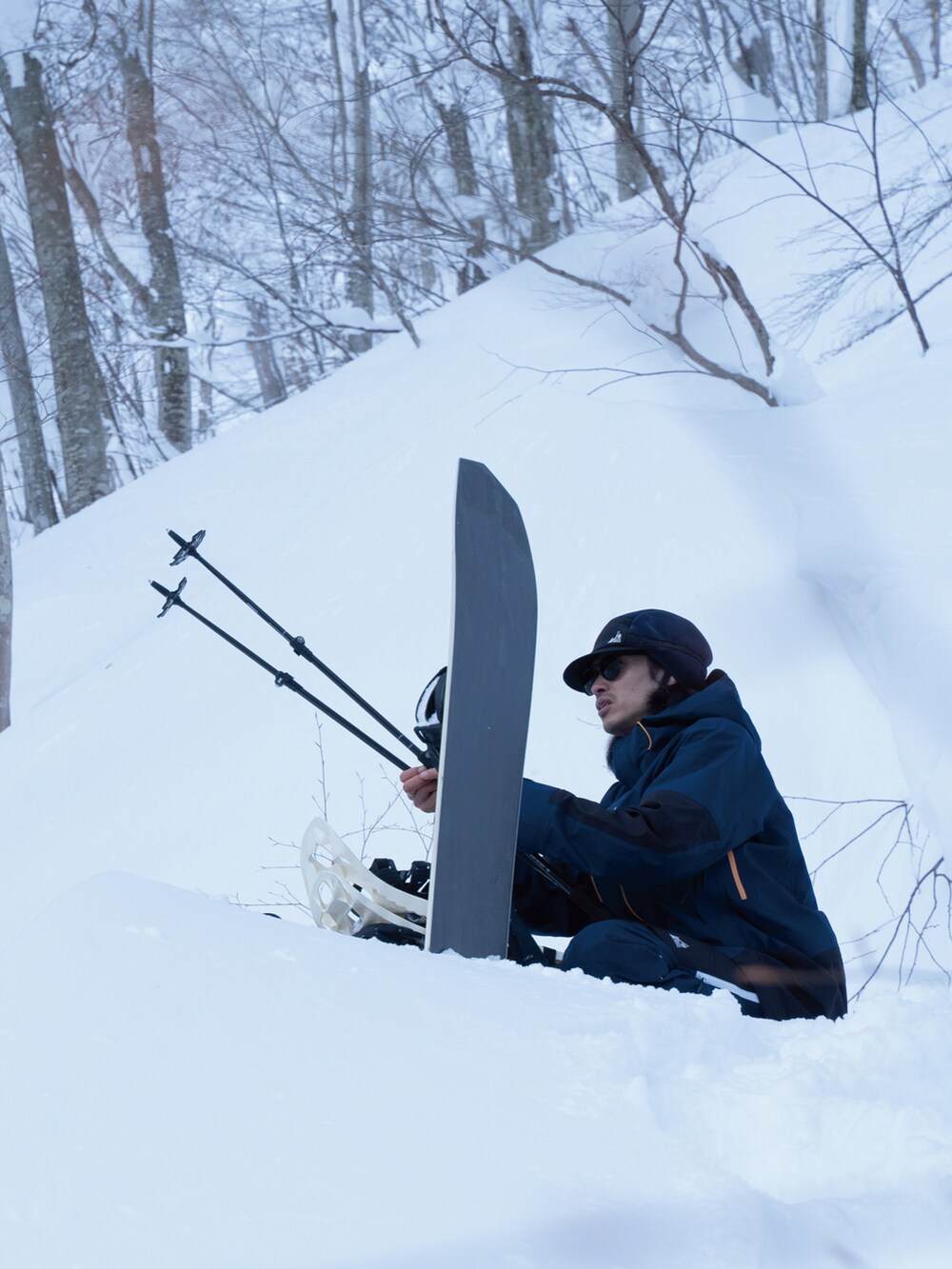 「大人コーデ、シンプルコーデ、シンプルスタイル、キャンプ、snowpeak、アウトドアスタイル、マウンテンパーカー」｜「mountain of moods  のアイテム（マウンテンパーカー、ブルー系）」を使った、福山正和さん（メンズ・178cm）の冬コーディネートの3枚目の写真