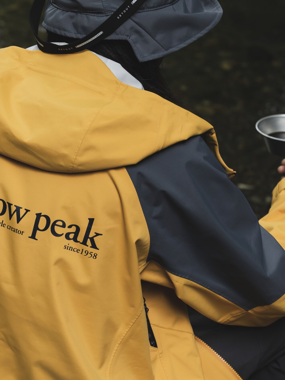 「マウンテンパーカー、キャンプ、アウトドアスタイル、snowpeak、コラボ」｜「TONEDTROUTのアイテム（マウンテンパーカー、イエロー系）」を使った、福山正和さん（メンズ・178cm）の夏コーディネートの2枚目の写真