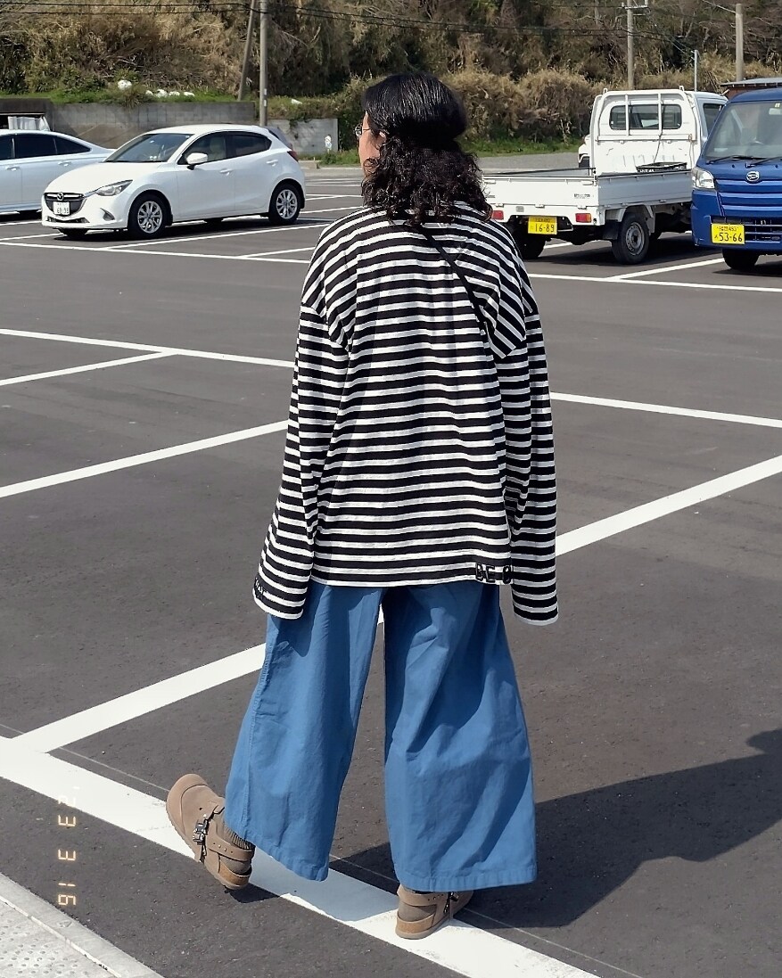 ブラック系のTシャツ/カットソー、ブルー系のTシャツ/カットソー、ブラウン系のサンダルを着用したメンズの春コーディネートの3枚目の写真