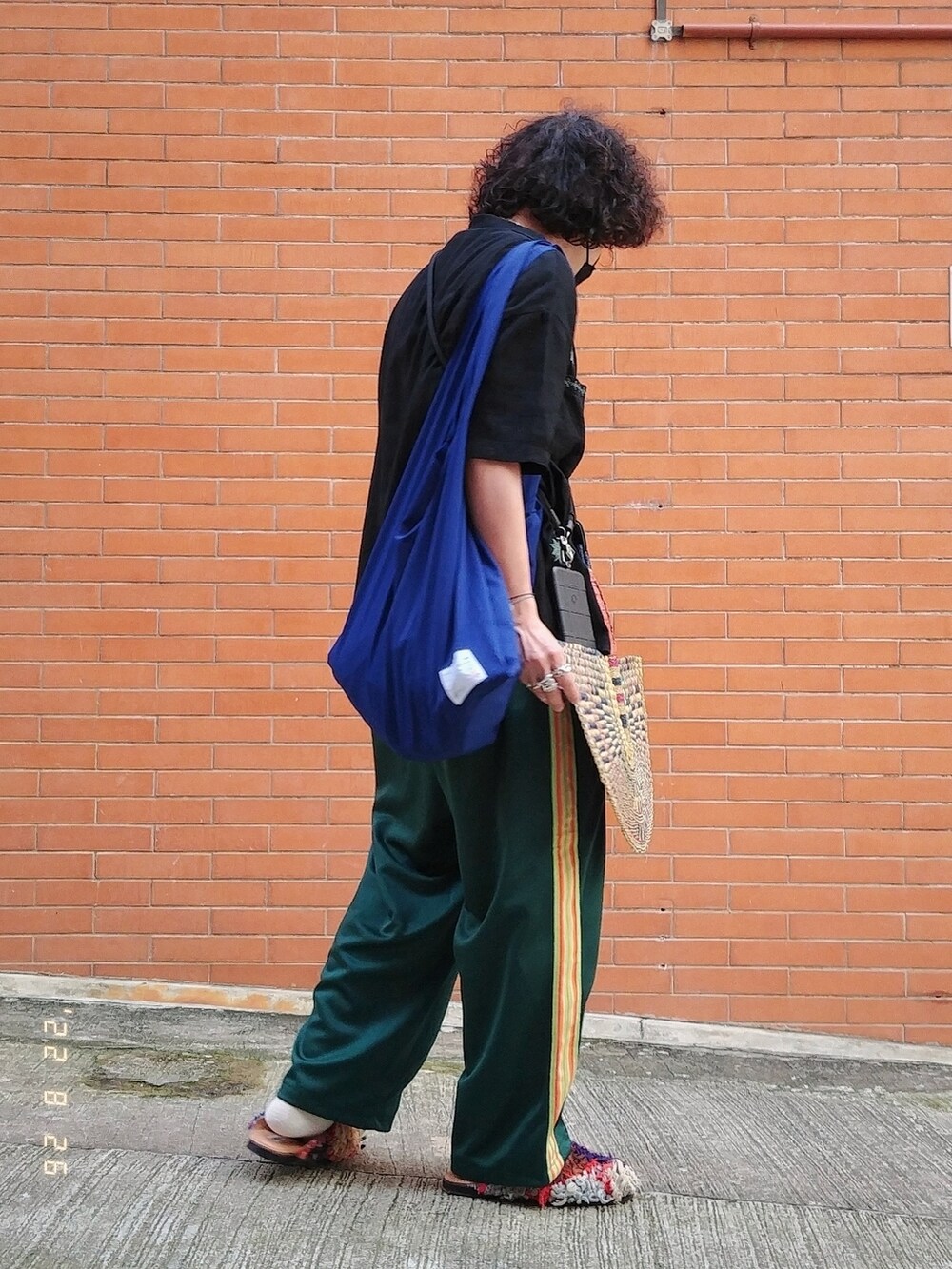 ブラック系のシャツ/ブラウス、グリーン系のチノパンツ、その他のサンダルを着用したメンズの夏コーディネートの3枚目の写真