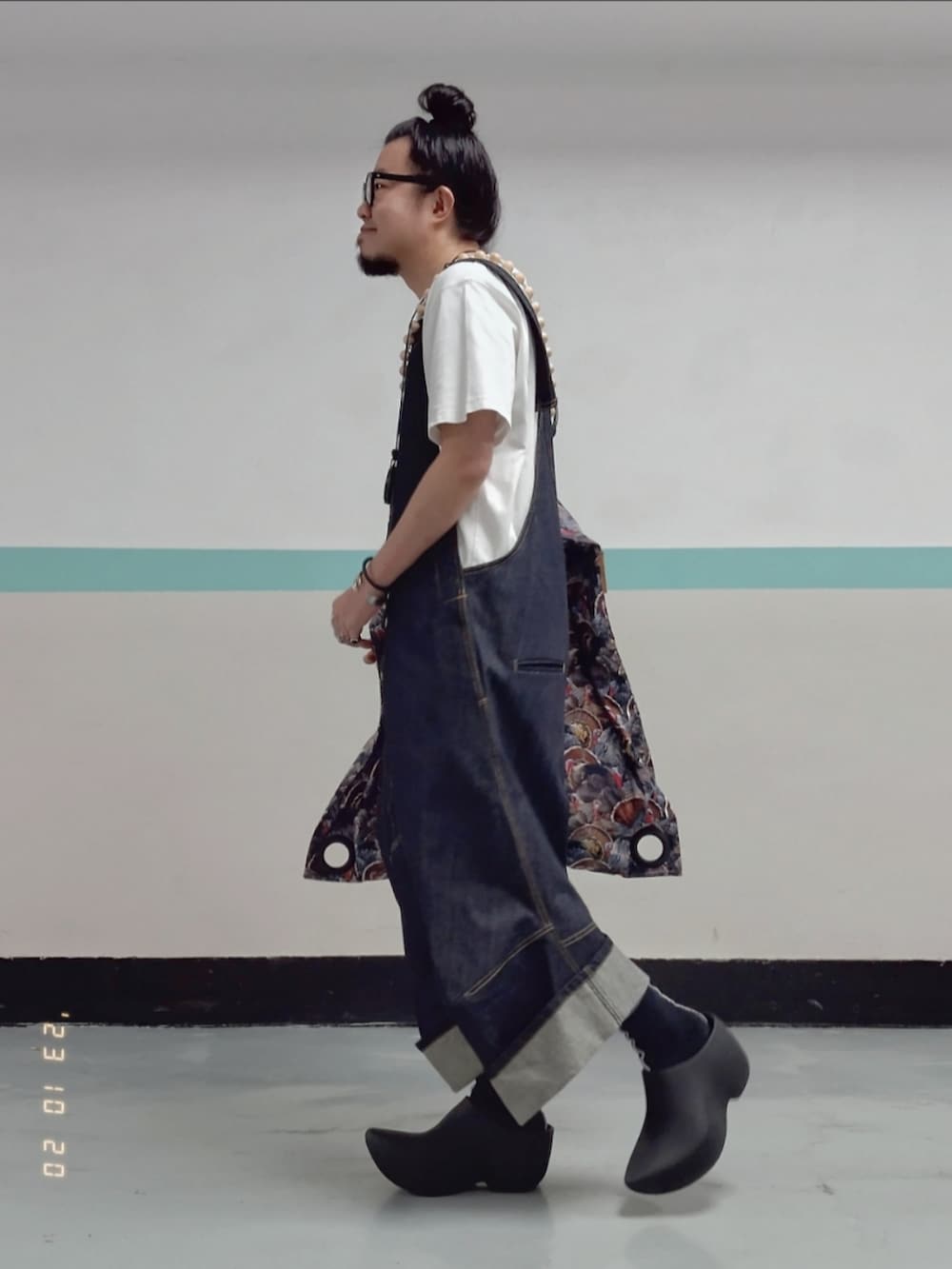 ホワイト系のTシャツ/カットソー、ブルー系のサロペット/オーバーオール、ブラック系のサンダルを着用したメンズの秋コーディネートの4枚目の写真