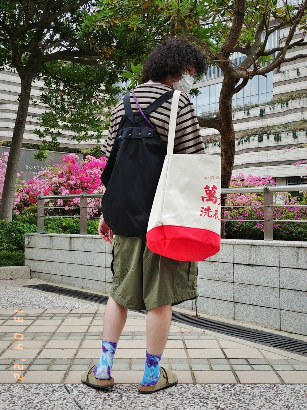 ブラック系のベスト、ブラウン系のTシャツ/カットソー、グリーン系のカーゴパンツを着用したメンズの春コーディネートの3枚目の写真