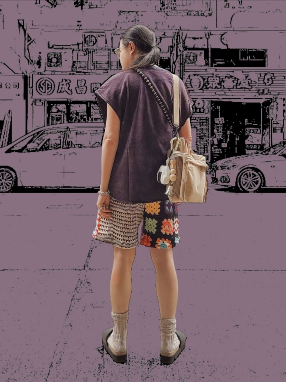 パープル系のタンクトップ、その他のカーゴパンツ、ブラック系のサンダルを着用したメンズの秋コーディネートの3枚目の写真