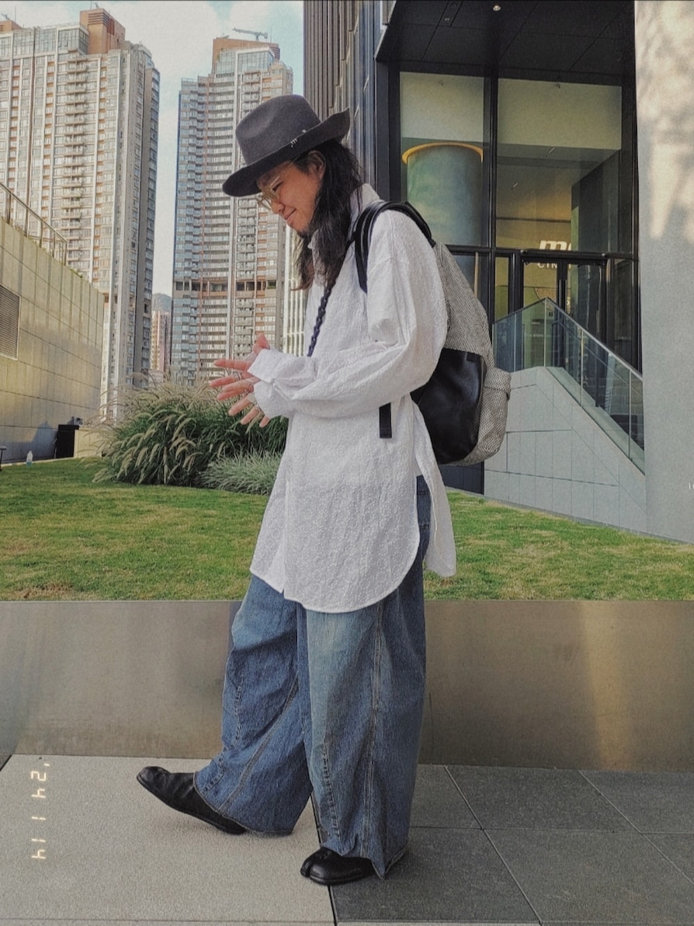 ホワイト系のシャツ/ブラウス、ブルー系のデニムパンツ、ブラック系のスリッポンを着用したメンズの冬コーディネートの4枚目の写真