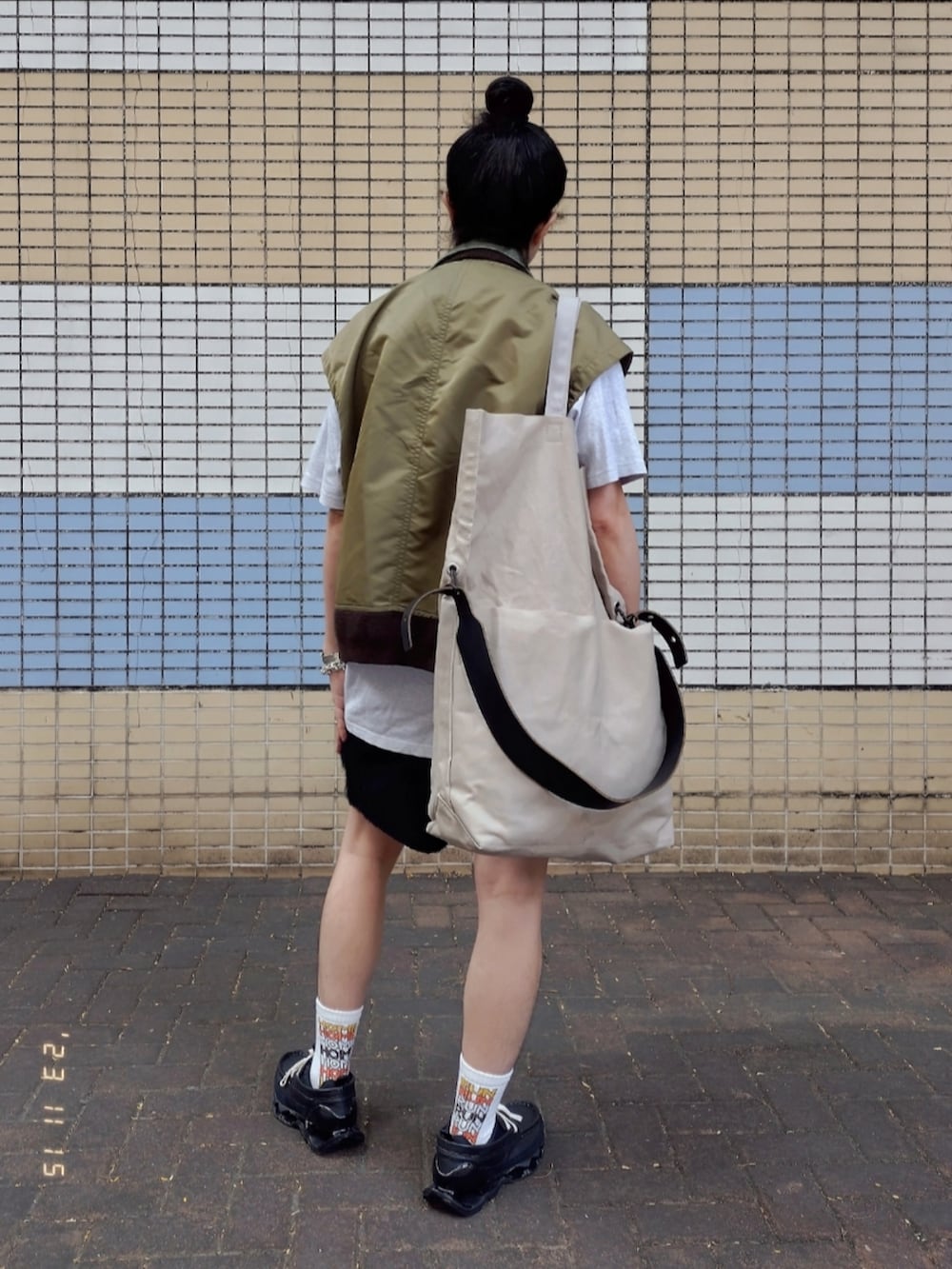 グリーン系のミリタリージャケット、グレー系のTシャツ/カットソー、ブラック系のカーゴパンツを着用したメンズの秋コーディネートの3枚目の写真