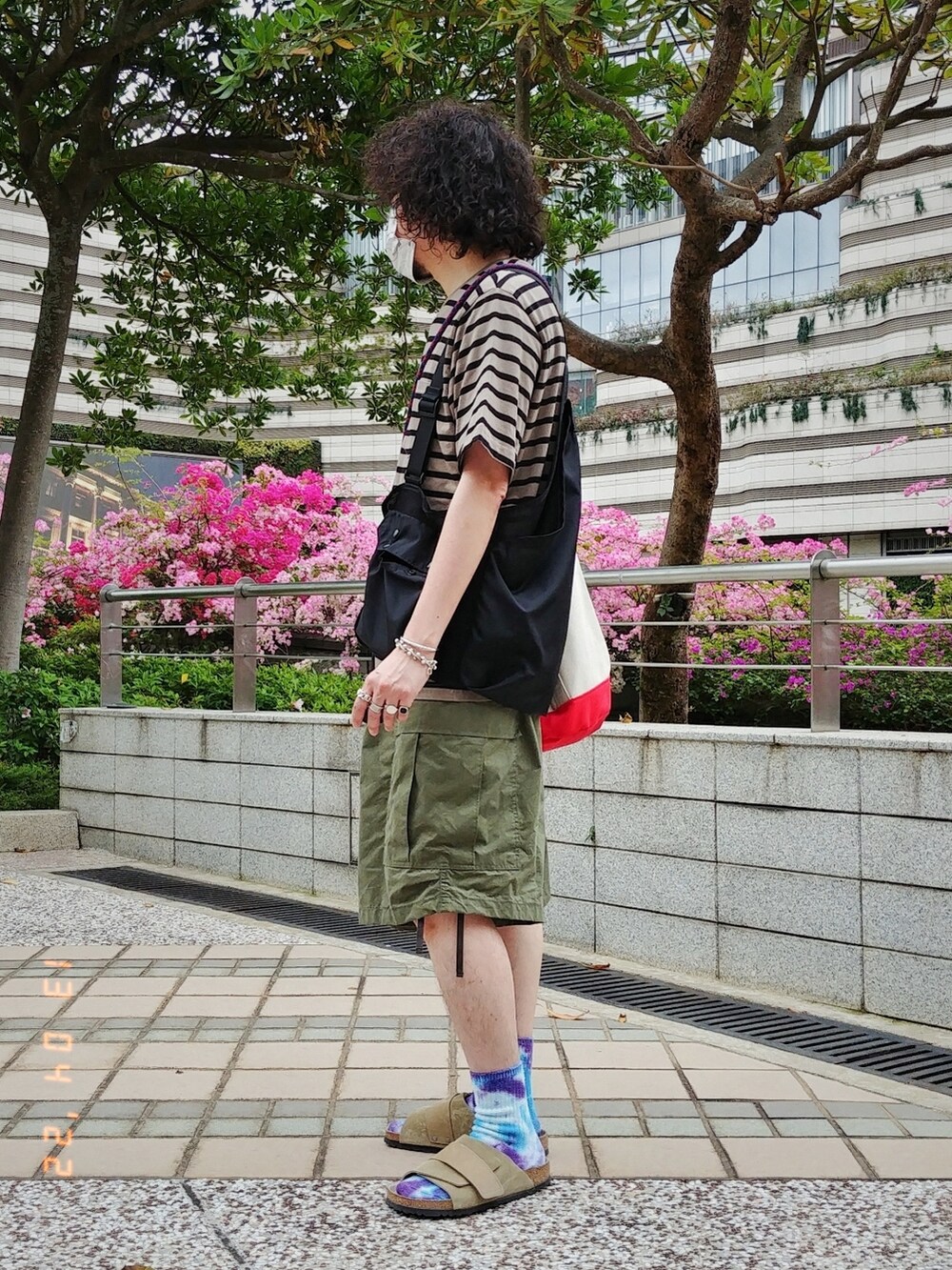 ブラック系のベスト、ブラウン系のTシャツ/カットソー、グリーン系のカーゴパンツを着用したメンズの春コーディネートの4枚目の写真