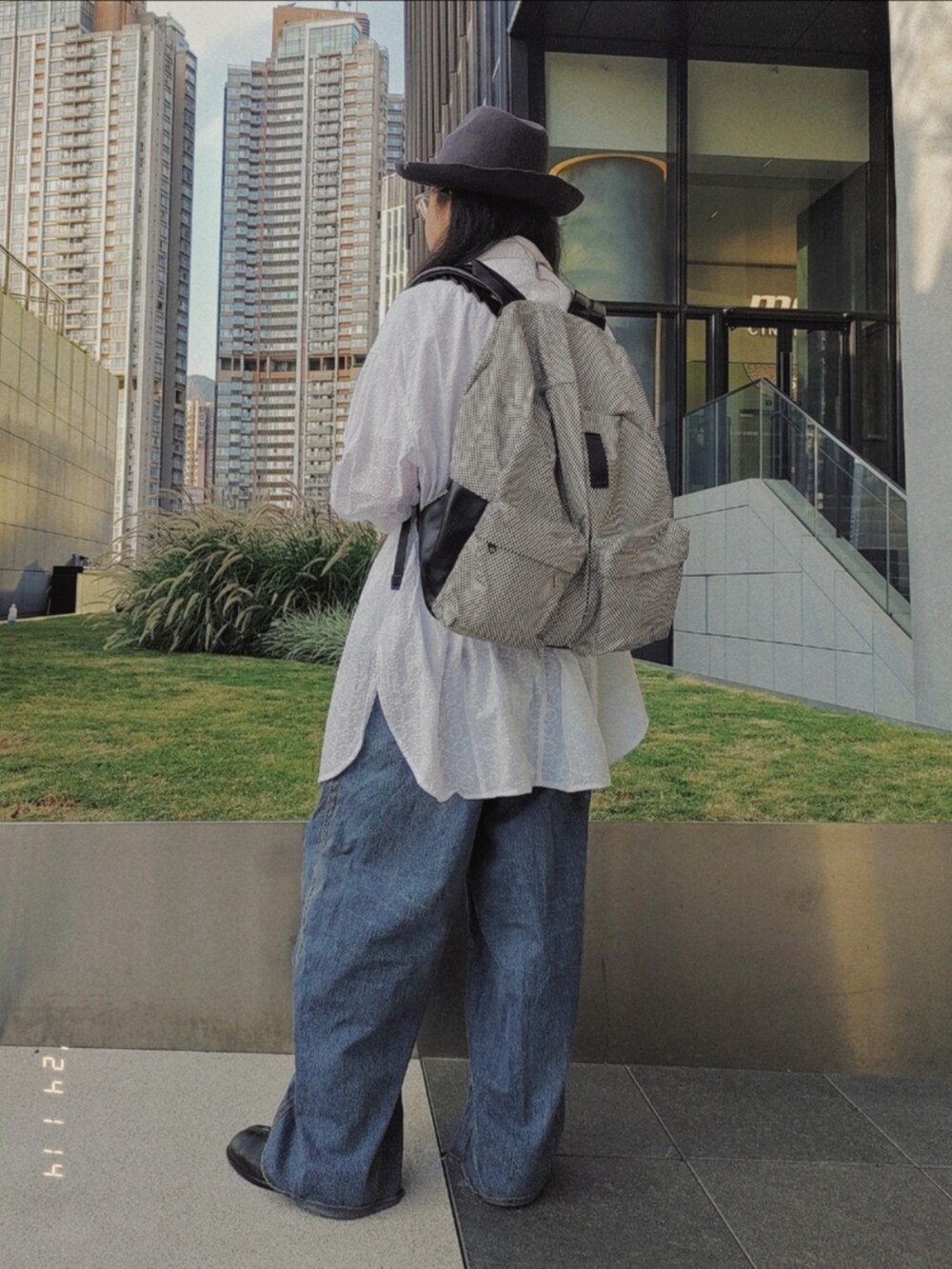 ホワイト系のシャツ/ブラウス、ブルー系のデニムパンツ、ブラック系のスリッポンを着用したメンズの冬コーディネートの3枚目の写真