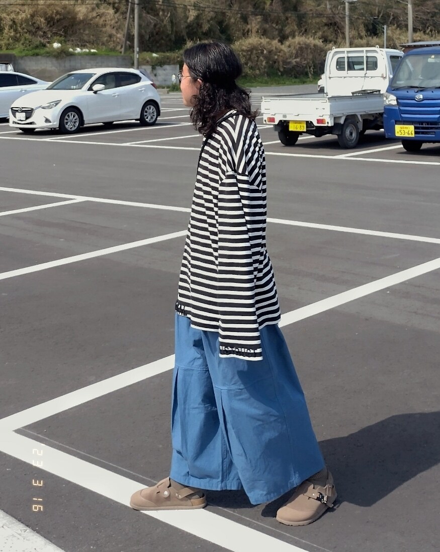 ブラック系のTシャツ/カットソー、ブルー系のTシャツ/カットソー、ブラウン系のサンダルを着用したメンズの春コーディネートの4枚目の写真