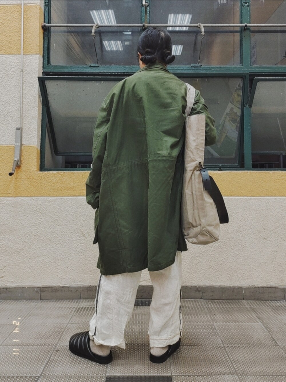 グリーン系のミリタリージャケット、ホワイト系のTシャツ/カットソー、ホワイト系のサロペット/オーバーオールを着用したメンズの冬コーディネートの3枚目の写真