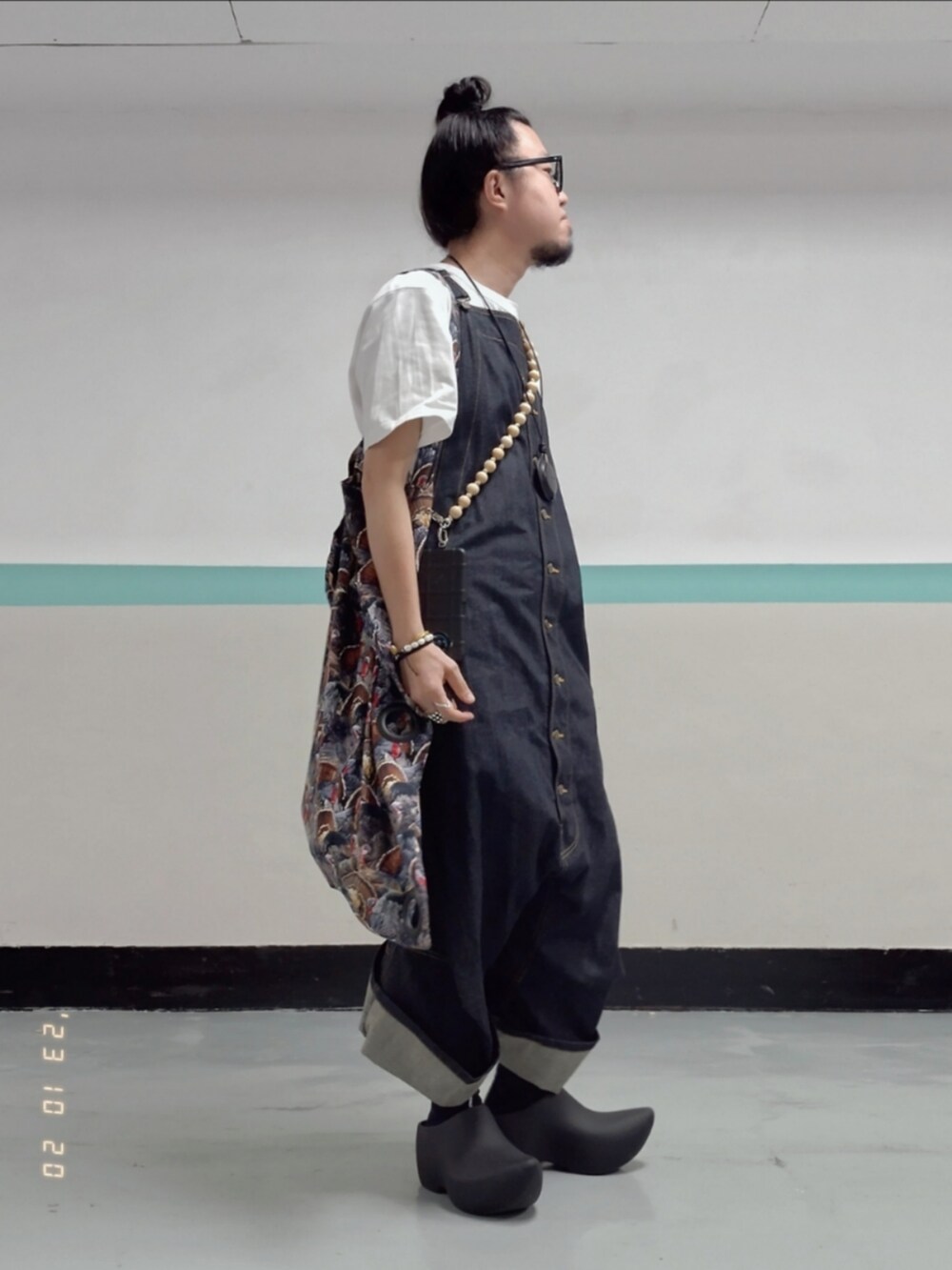 ホワイト系のTシャツ/カットソー、ブルー系のサロペット/オーバーオール、ブラック系のサンダルを着用したメンズの秋コーディネートの2枚目の写真