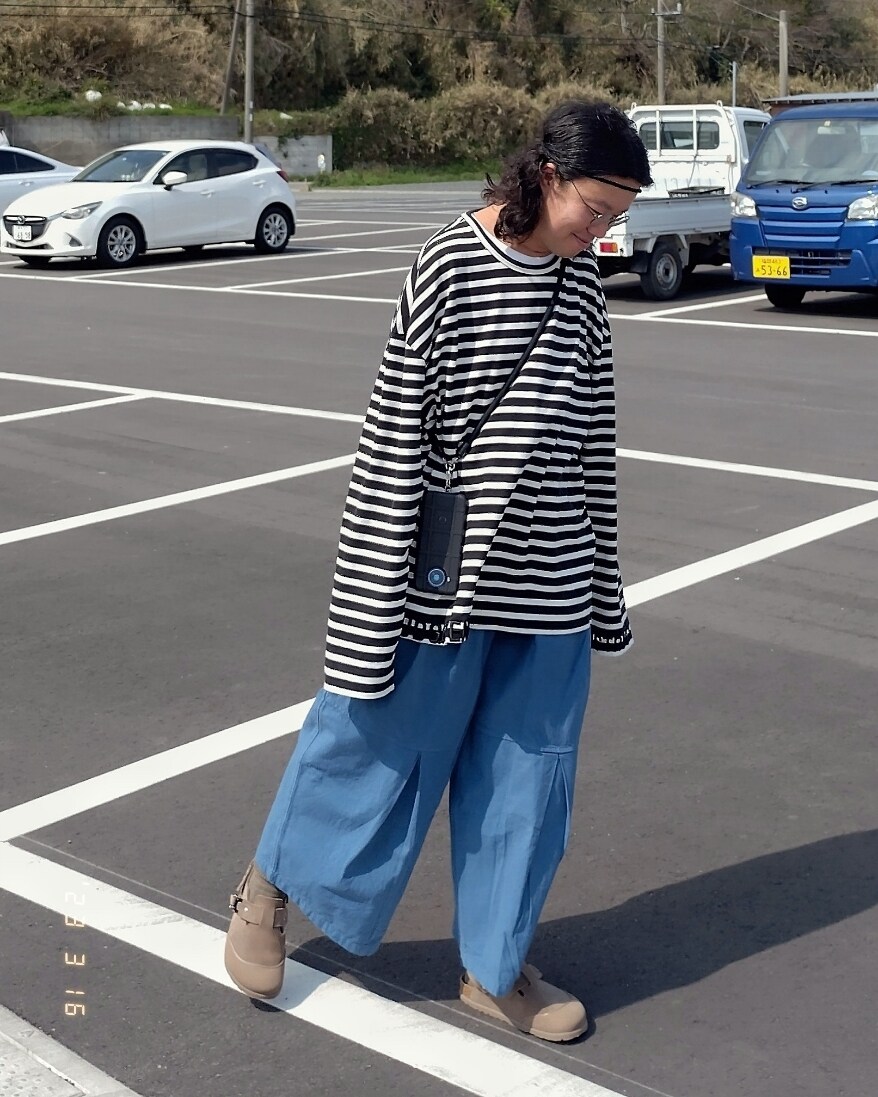 ブラック系のTシャツ/カットソー、ブルー系のTシャツ/カットソー、ブラウン系のサンダルを着用したメンズの春コーディネートの2枚目の写真