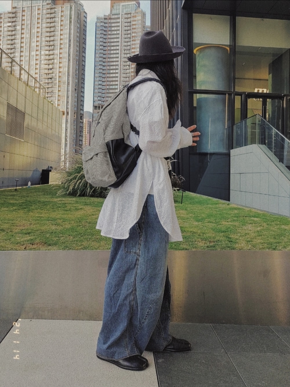 ホワイト系のシャツ/ブラウス、ブルー系のデニムパンツ、ブラック系のスリッポンを着用したメンズの冬コーディネートの2枚目の写真