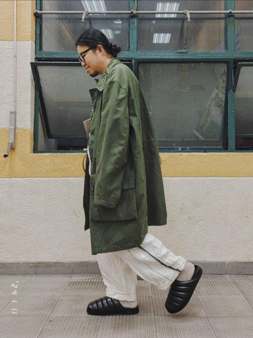 グリーン系のミリタリージャケット、ホワイト系のTシャツ/カットソー、ホワイト系のサロペット/オーバーオールを着用したメンズの冬コーディネートの4枚目の写真