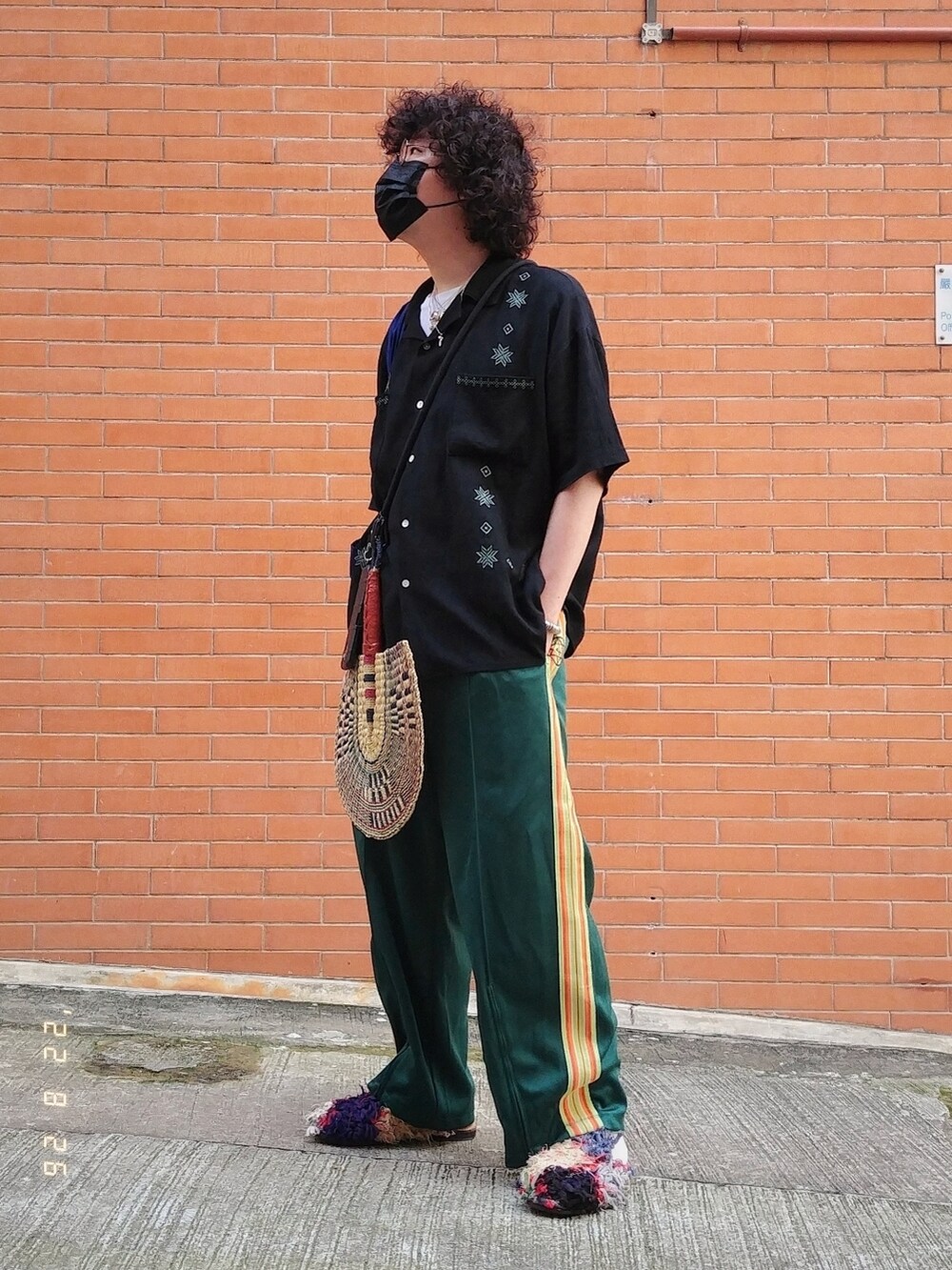 ブラック系のシャツ/ブラウス、グリーン系のチノパンツ、その他のサンダルを着用したメンズの夏コーディネートの4枚目の写真