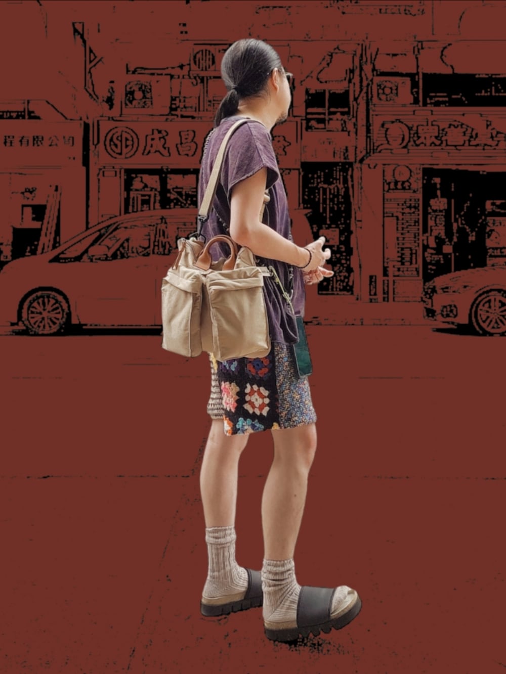 パープル系のタンクトップ、その他のカーゴパンツ、ブラック系のサンダルを着用したメンズの秋コーディネートの2枚目の写真