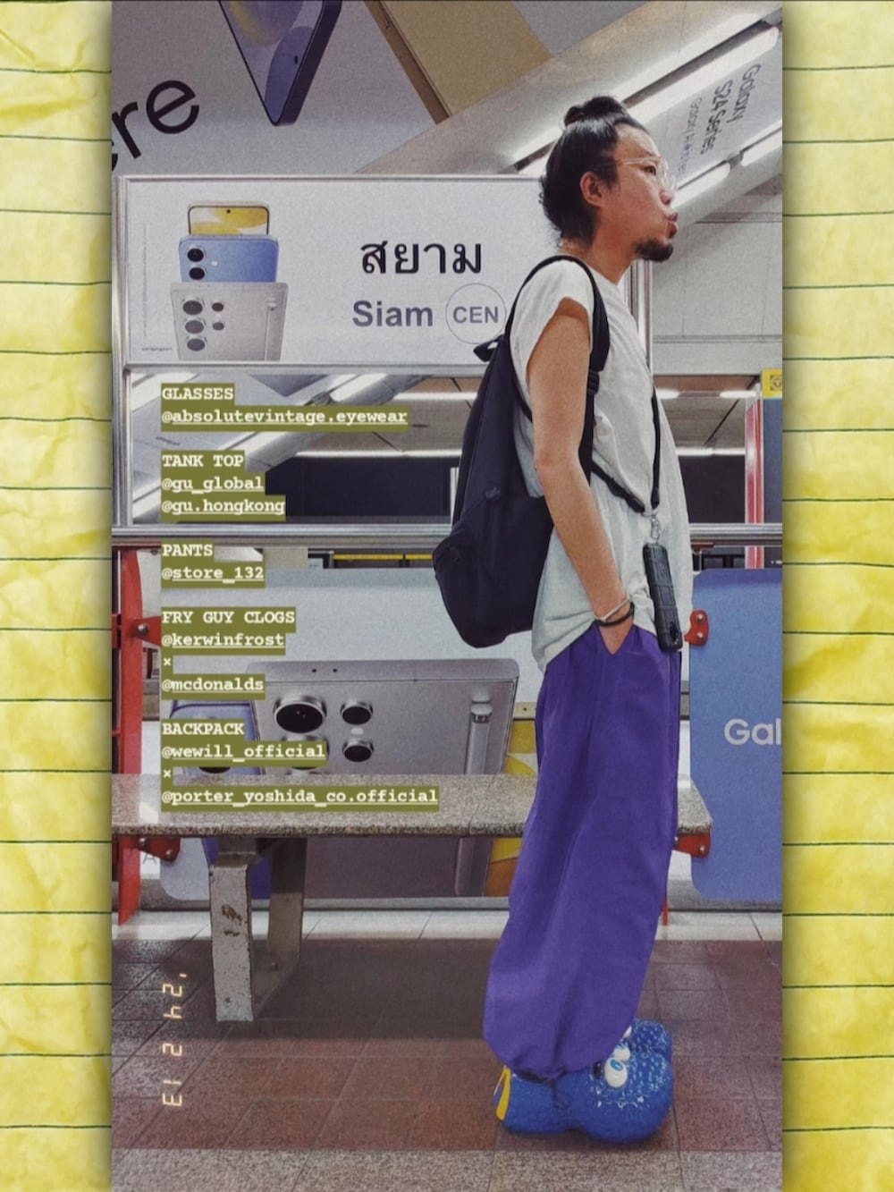 ホワイト系のタンクトップ、パープル系のチノパンツ、ブルー系のサンダルを着用したメンズの冬コーディネートの2枚目の写真