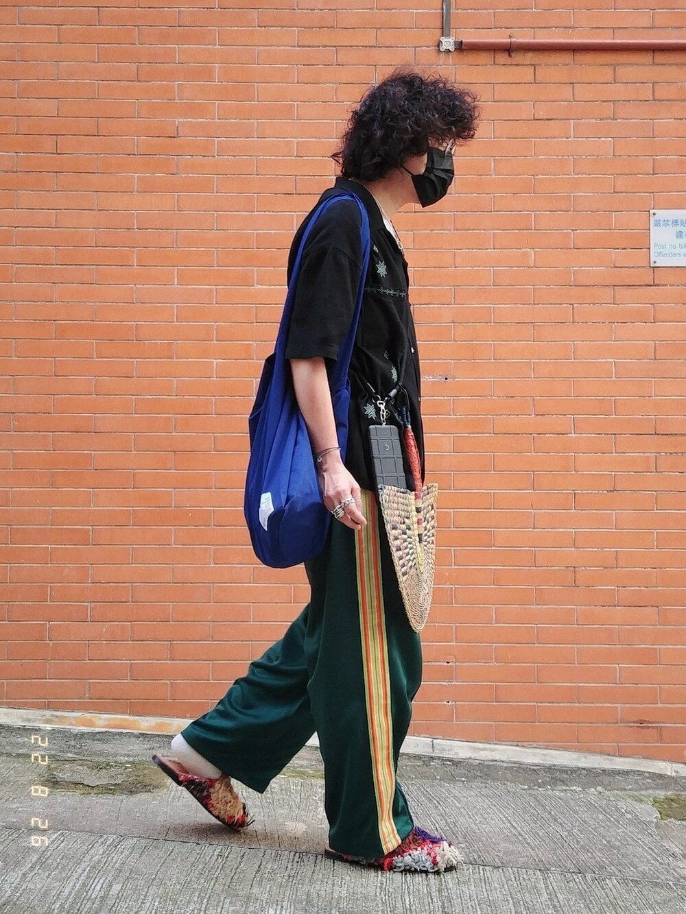 ブラック系のシャツ/ブラウス、グリーン系のチノパンツ、その他のサンダルを着用したメンズの夏コーディネートの2枚目の写真