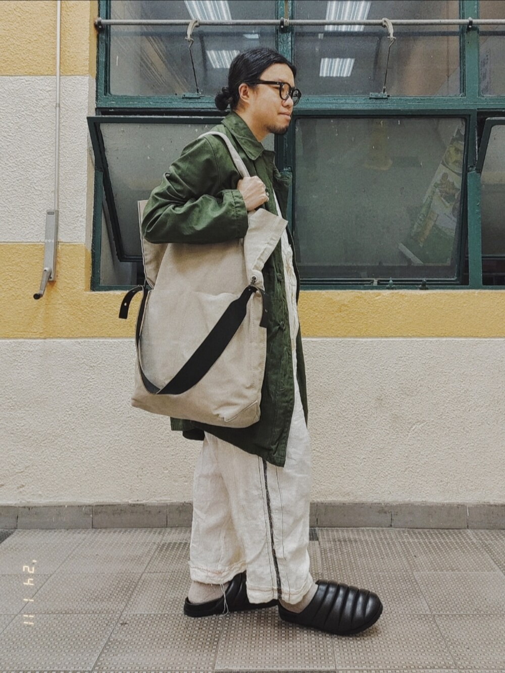 グリーン系のミリタリージャケット、ホワイト系のTシャツ/カットソー、ホワイト系のサロペット/オーバーオールを着用したメンズの冬コーディネートの2枚目の写真