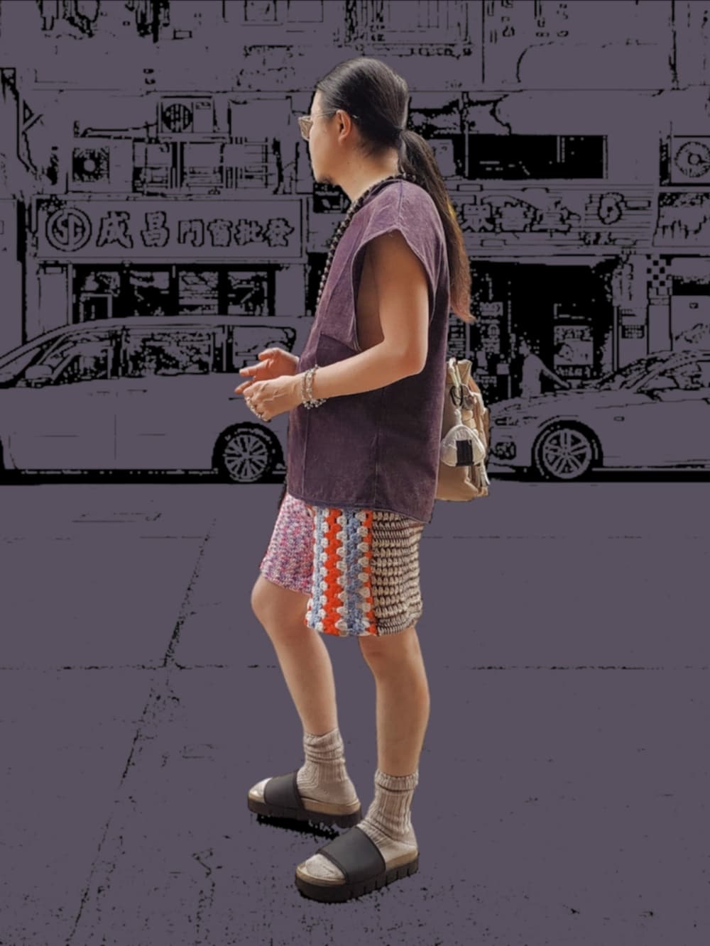 パープル系のタンクトップ、その他のカーゴパンツ、ブラック系のサンダルを着用したメンズの秋コーディネートの4枚目の写真