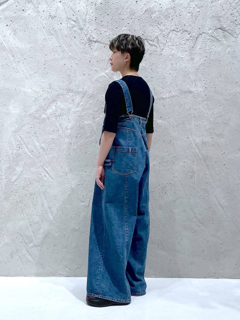 ブラック系のサンダル、ブルー系のデニムパンツ、ブラック系のカーディガン/ボレロを着用したレディースの春コーディネートの2枚目の写真