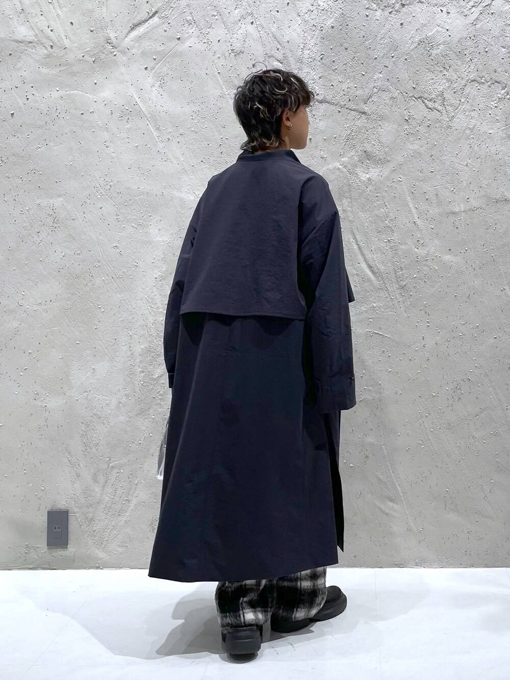 グレー系のスウェット、ホワイト系のその他パンツ、ブラック系のその他シューズを着用したレディースの秋コーディネートの3枚目の写真