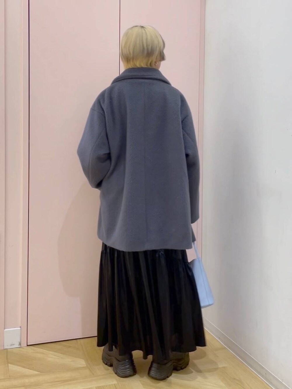 ブラック系のブーツ、グレー系のスウェット、ブルー系のTシャツ/カットソーを着用したレディースの冬コーディネートの3枚目の写真