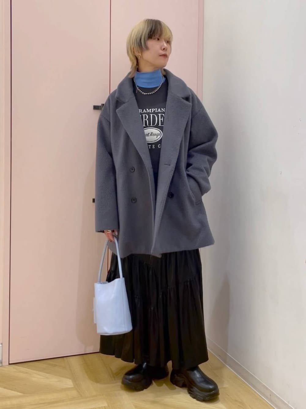 ブラック系のブーツ、グレー系のスウェット、ブルー系のTシャツ/カットソーを着用したレディースの冬コーディネートの6枚目の写真