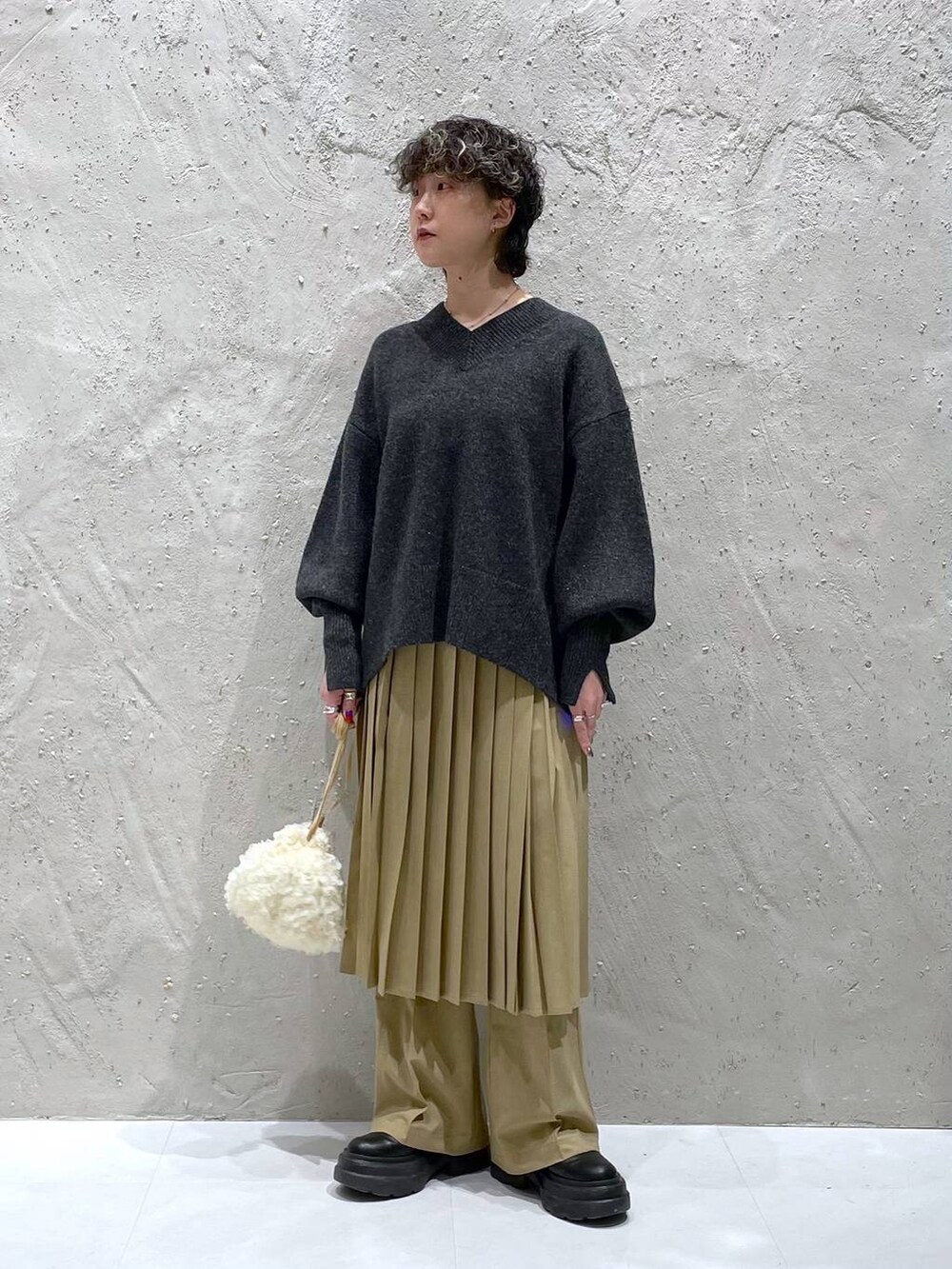 ブラウン系のその他パンツ、ブラック系のブーツ、グレー系のニット/セーターを着用したレディースの冬コーディネートの5枚目の写真